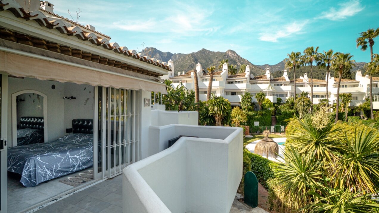 Light, tranquil and welcoming - this townhouse sits elegantly within its leafy Marbella enclave