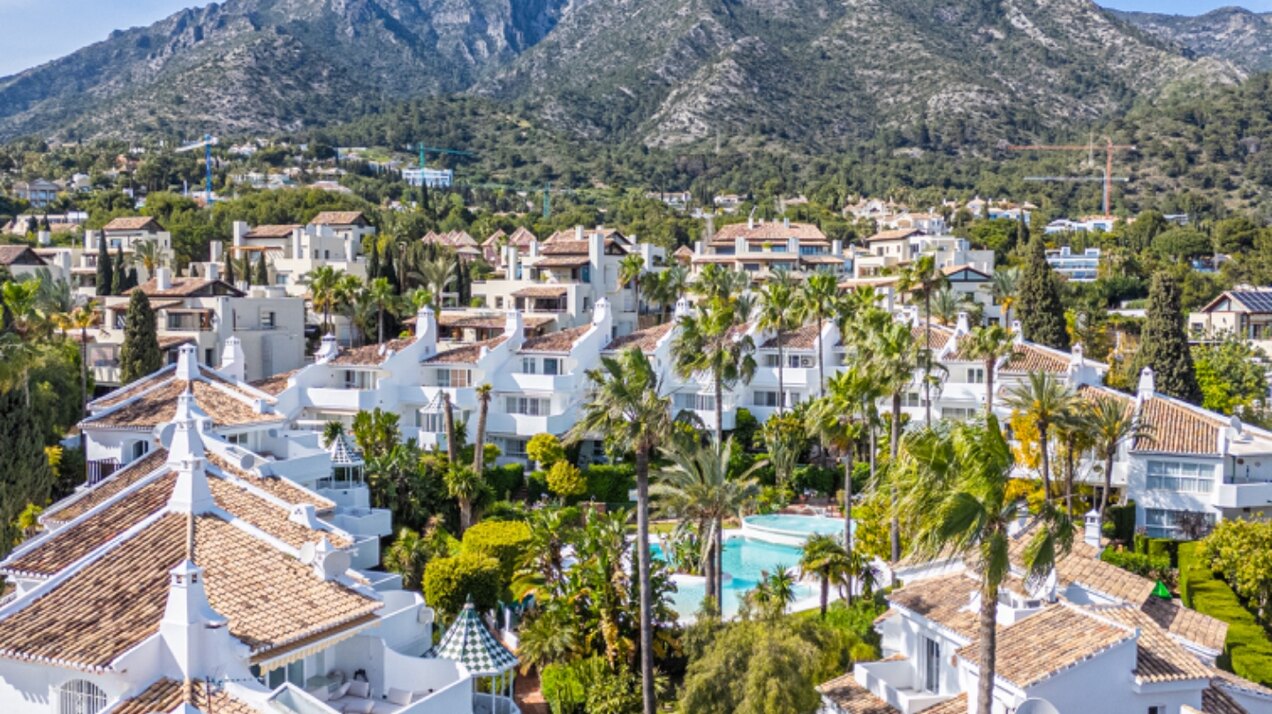 Light, tranquil and welcoming - this townhouse sits elegantly within its leafy Marbella enclave
