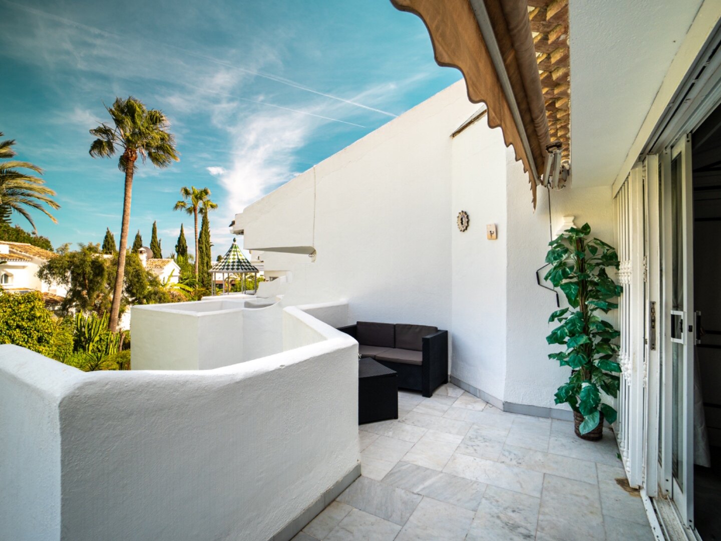 Light, tranquil and welcoming - this townhouse sits elegantly within its leafy Marbella enclave