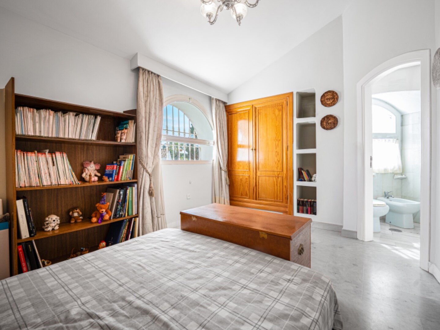Light, tranquil and welcoming - this townhouse sits elegantly within its leafy Marbella enclave