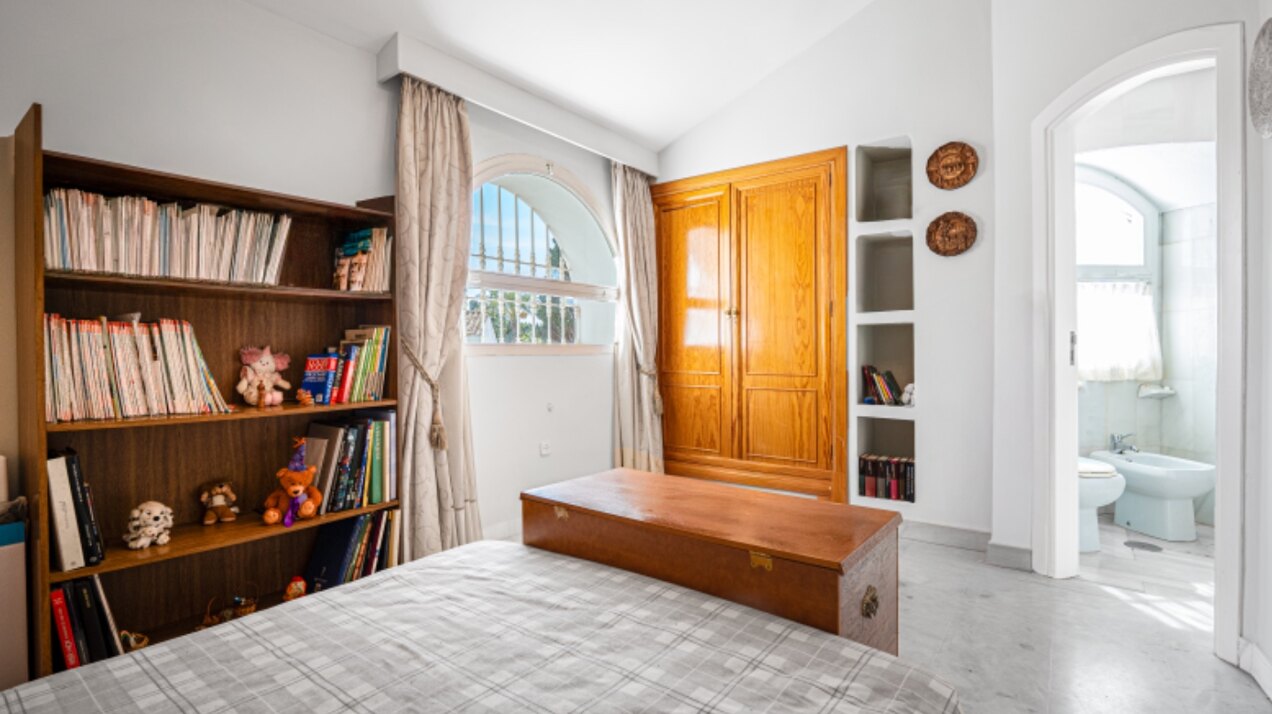 Light, tranquil and welcoming - this townhouse sits elegantly within its leafy Marbella enclave