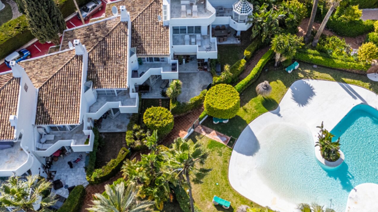 Light, tranquil and welcoming - this townhouse sits elegantly within its leafy Marbella enclave