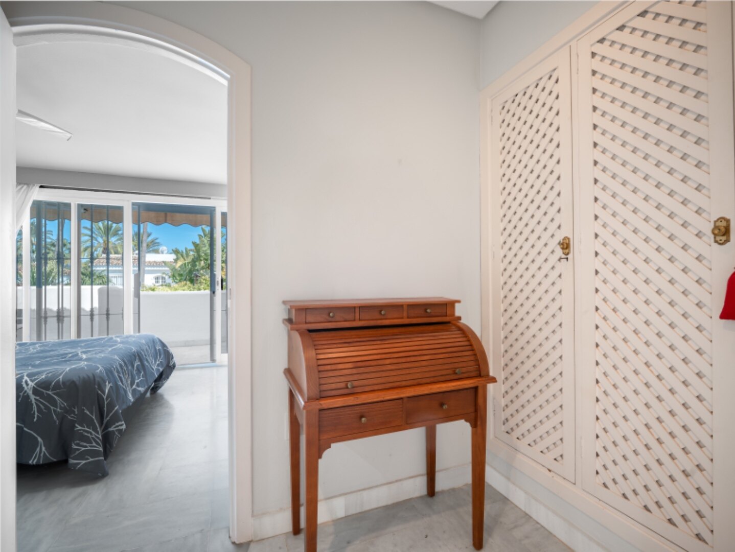 Light, tranquil and welcoming - this townhouse sits elegantly within its leafy Marbella enclave