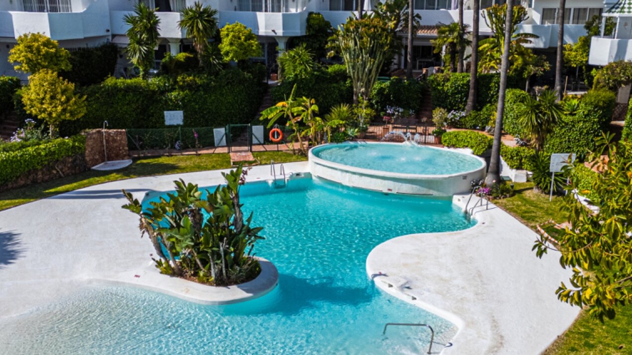 Light, tranquil and welcoming - this townhouse sits elegantly within its leafy Marbella enclave