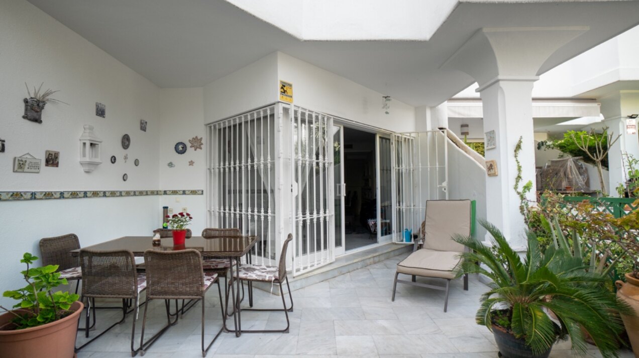 Light, tranquil and welcoming - this townhouse sits elegantly within its leafy Marbella enclave