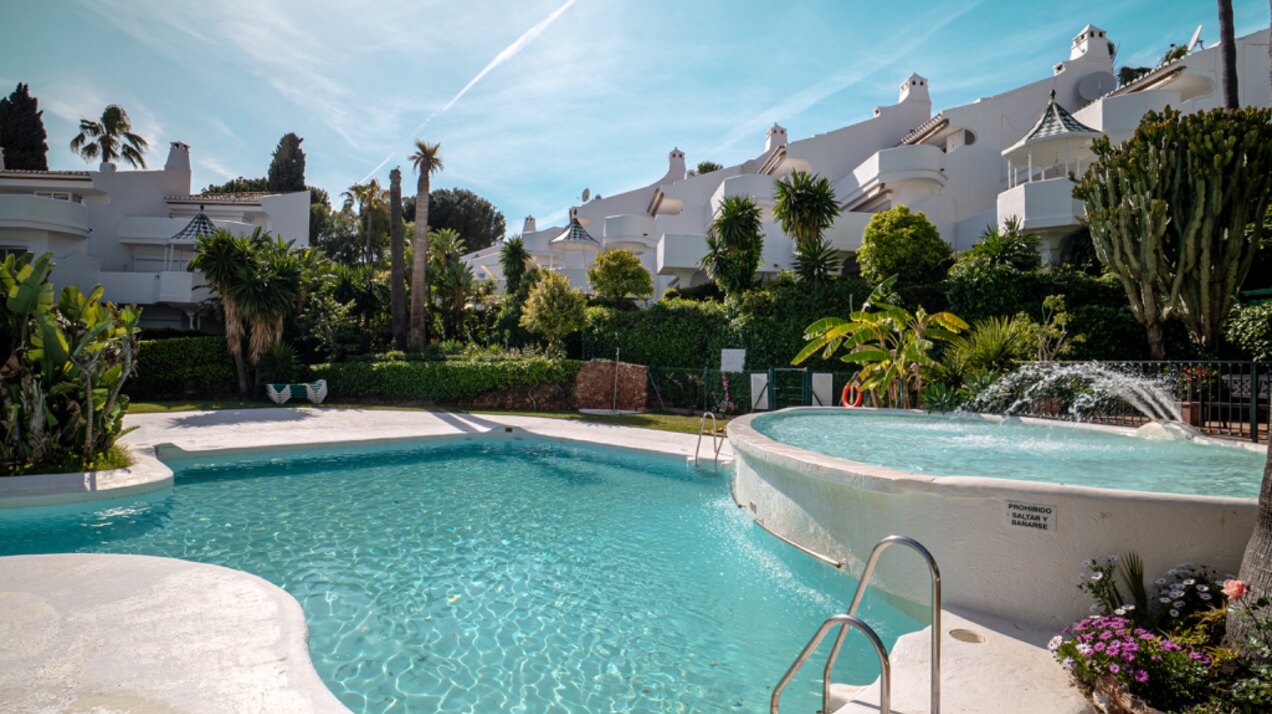 Light, tranquil and welcoming - this townhouse sits elegantly within its leafy Marbella enclave