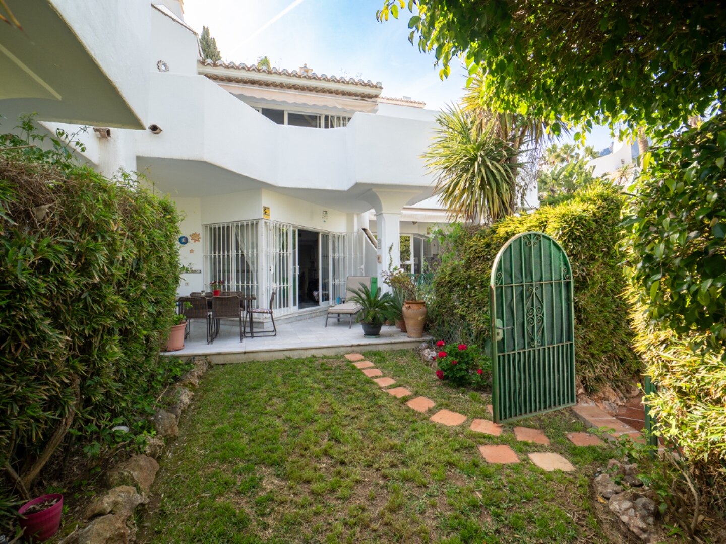 Light, tranquil and welcoming - this townhouse sits elegantly within its leafy Marbella enclave