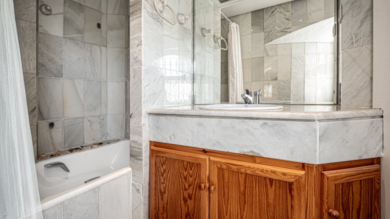 Light, tranquil and welcoming - this townhouse sits elegantly within its leafy Marbella enclave