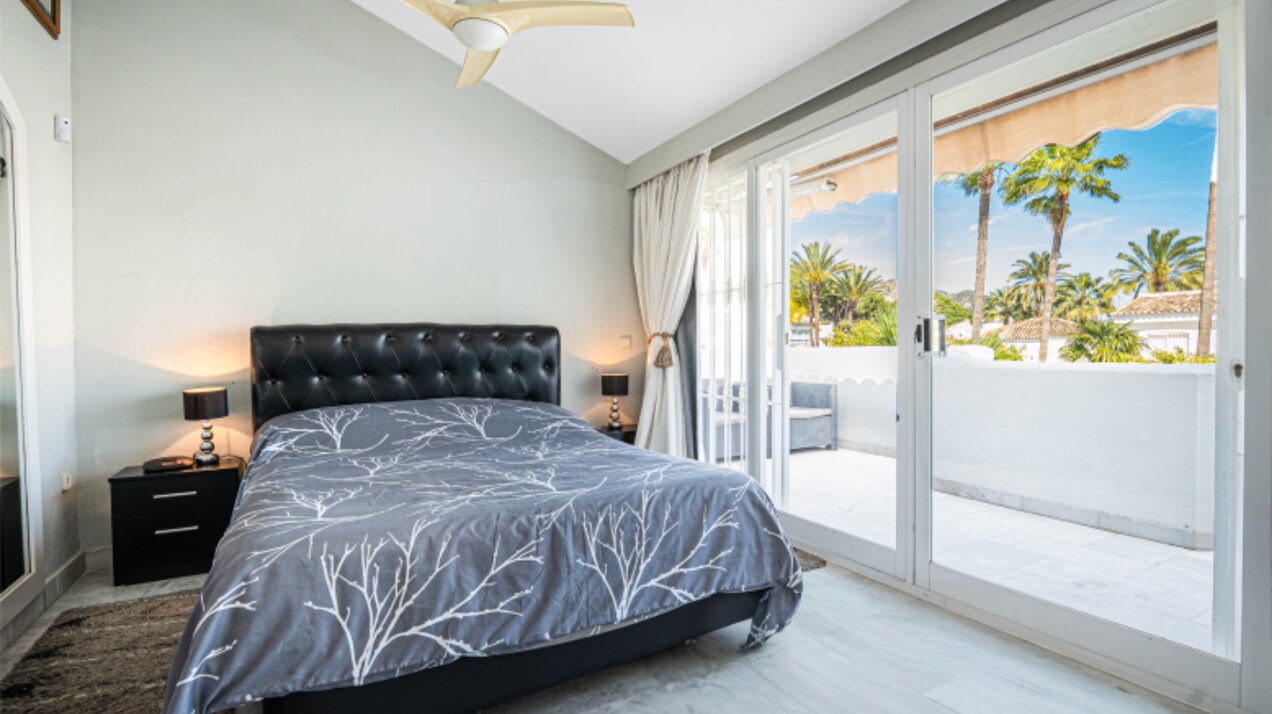 Light, tranquil and welcoming - this townhouse sits elegantly within its leafy Marbella enclave