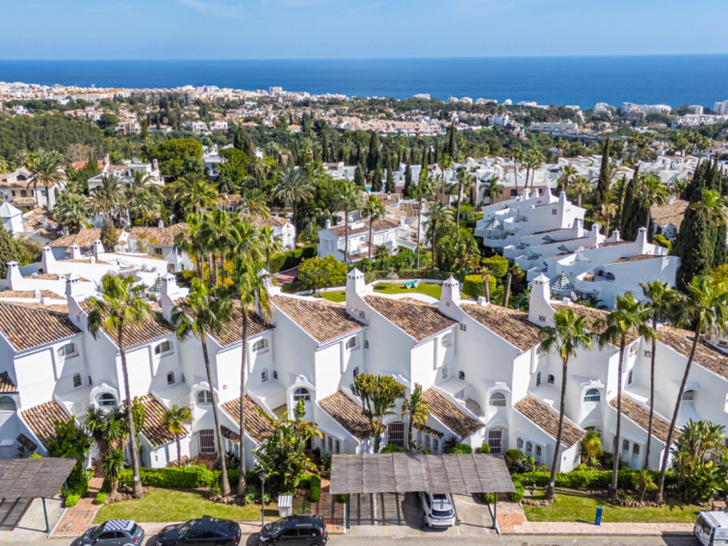 Light, tranquil and welcoming - this townhouse sits elegantly within its leafy Marbella enclave