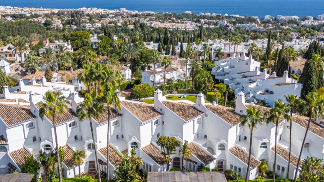 Light, tranquil and welcoming - this townhouse sits elegantly within its leafy Marbella enclave