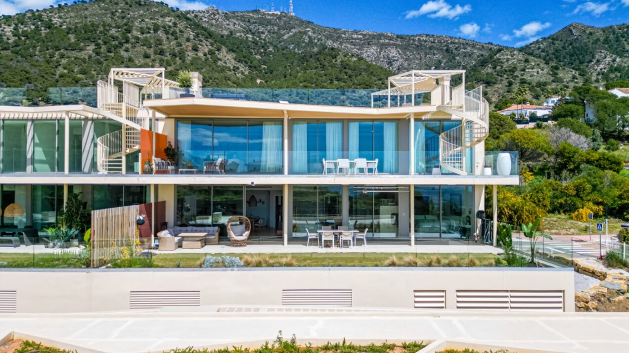 Ground floor 3 bedroom apartment in the heights of Mijas is open, elegant, offering panoramic views