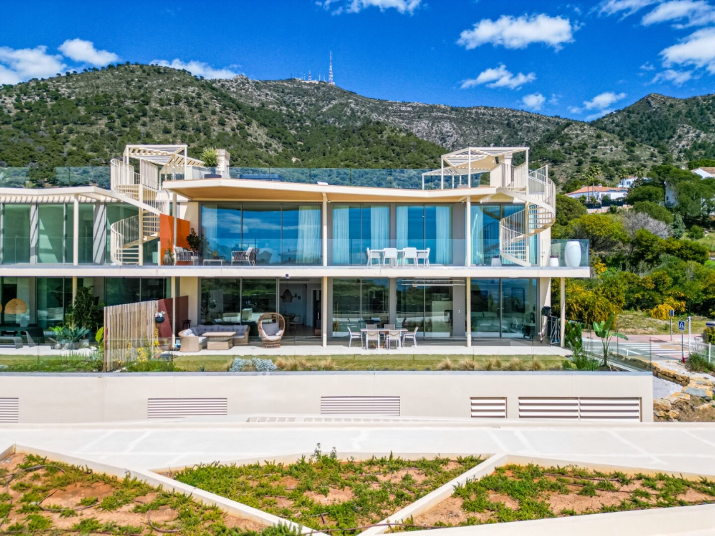 Ground floor 3 bedroom apartment in the heights of Mijas is open, elegant, offering panoramic views