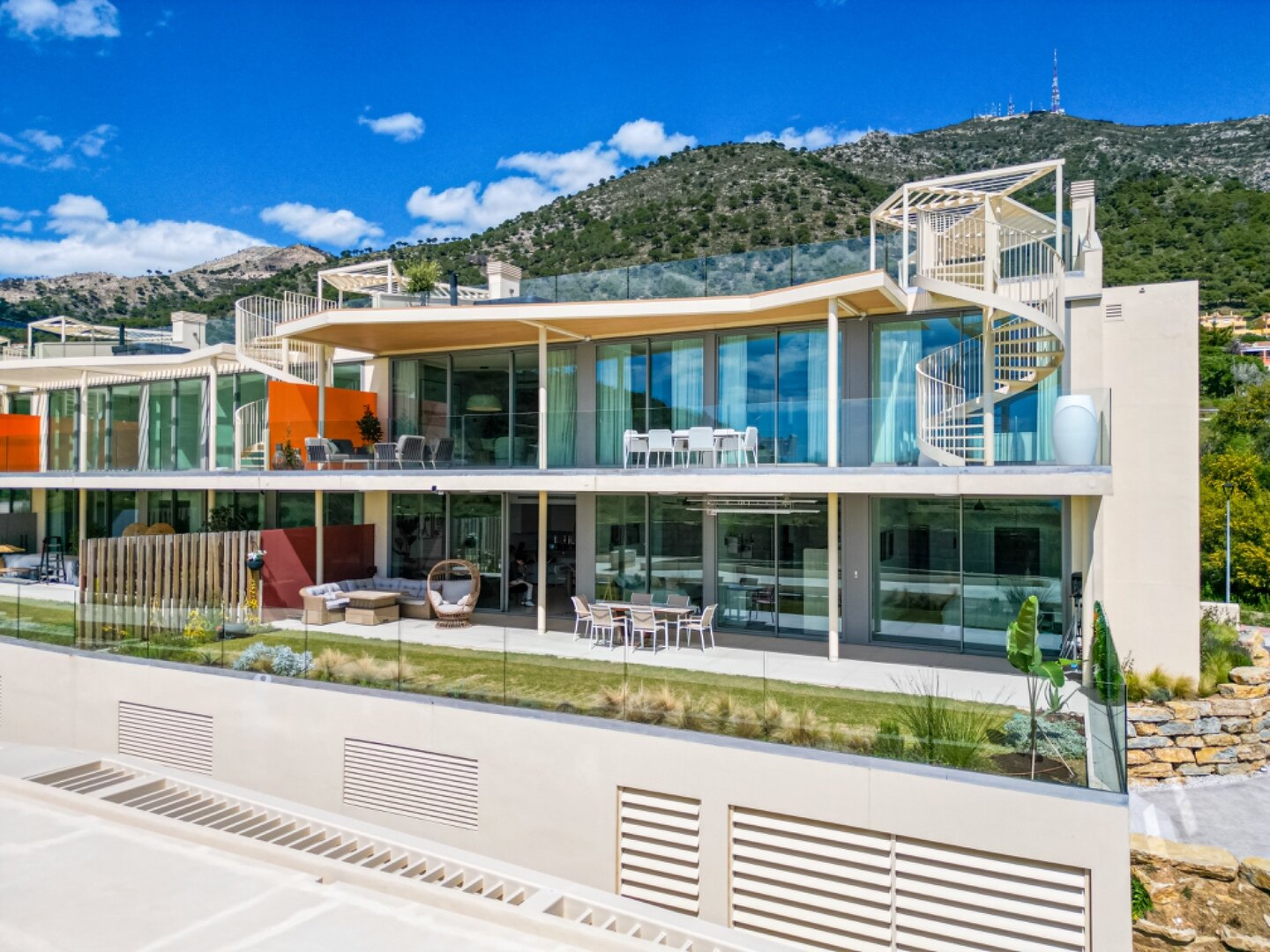 Ground floor 3 bedroom apartment in the heights of Mijas is open, elegant, offering panoramic views