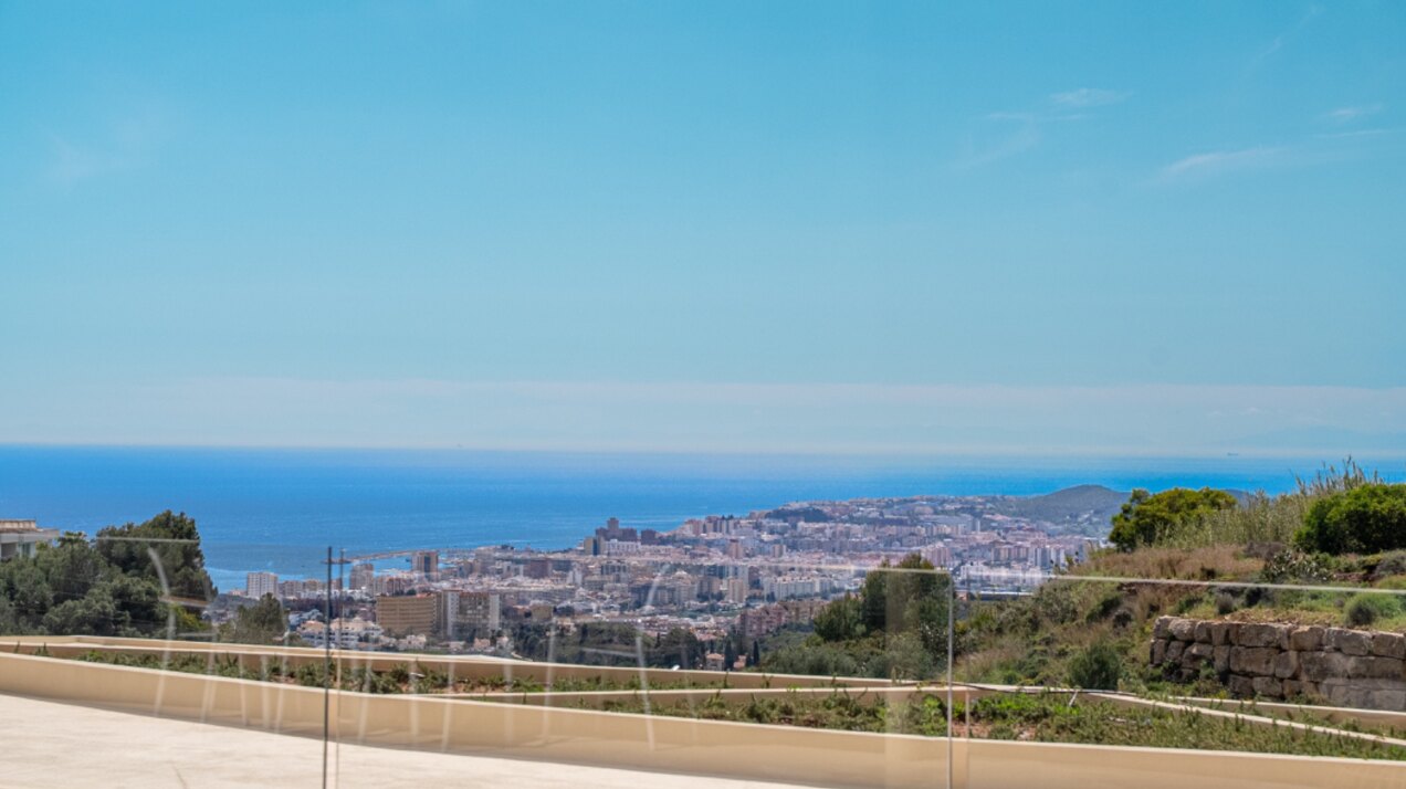 Ground floor 3 bedroom apartment in the heights of Mijas is open, elegant, offering panoramic views