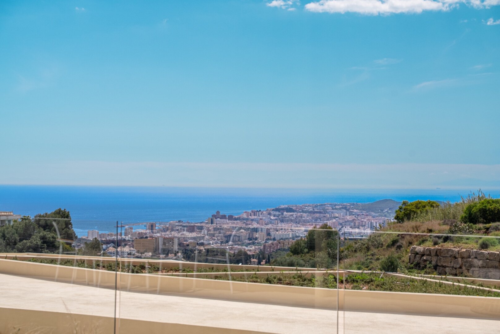Ground floor 3 bedroom apartment in the heights of Mijas is open, elegant, offering panoramic views