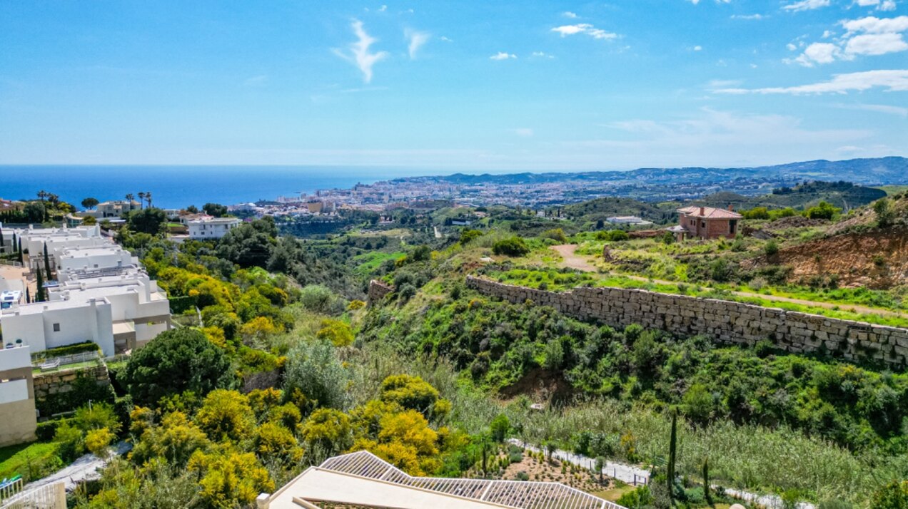 Ground floor 3 bedroom apartment in the heights of Mijas is open, elegant, offering panoramic views