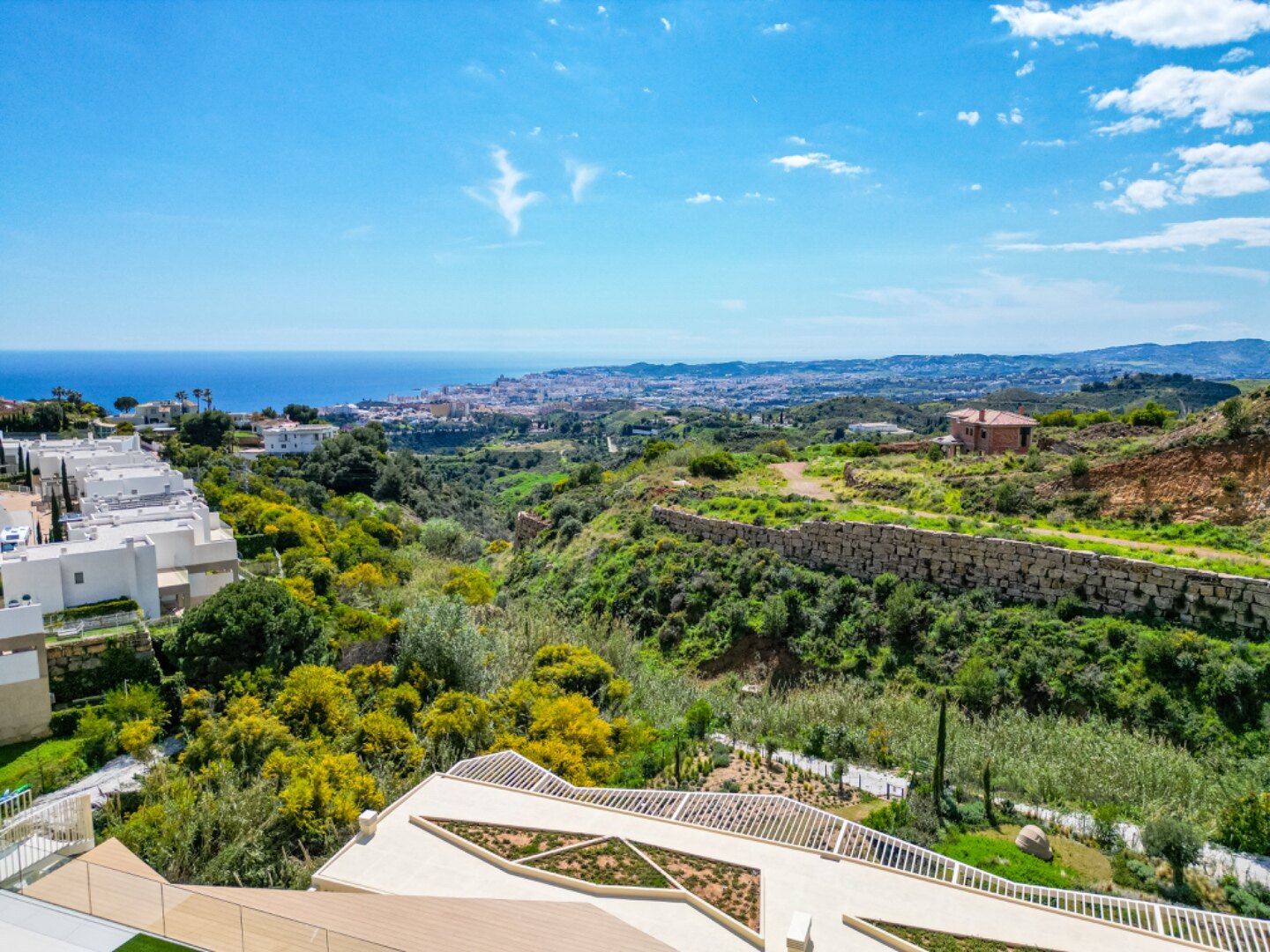 Ground floor 3 bedroom apartment in the heights of Mijas is open, elegant, offering panoramic views