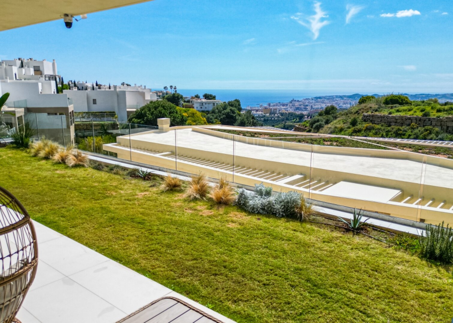 Ground floor 3 bedroom apartment in the heights of Mijas is open, elegant, offering panoramic views