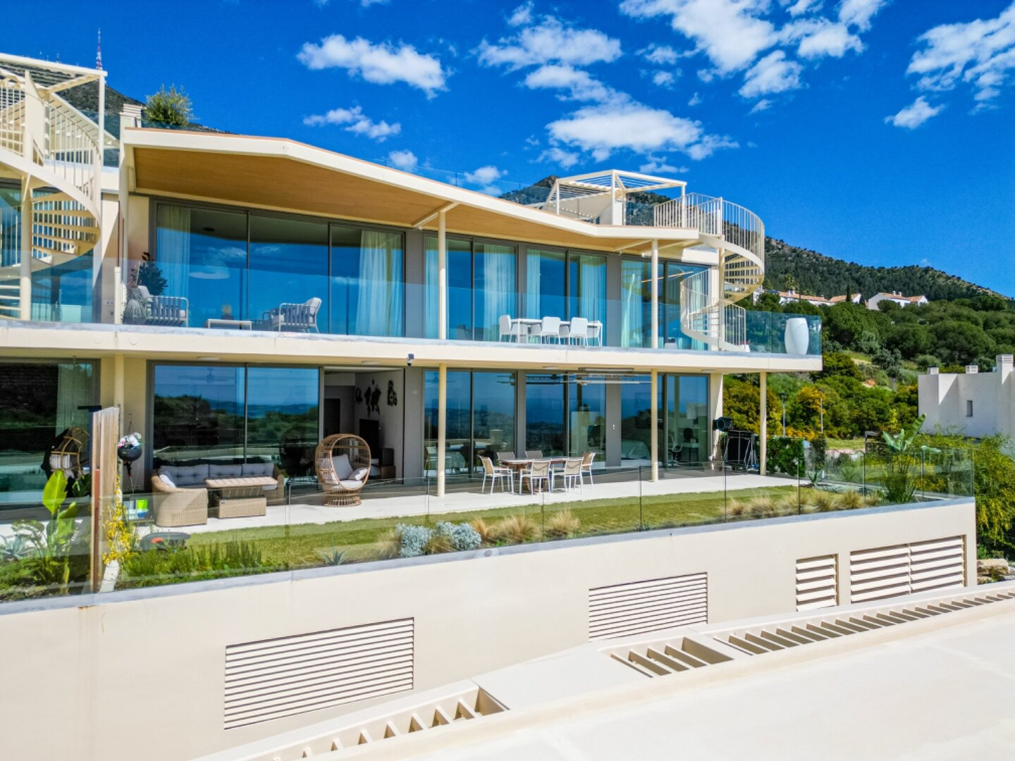 Ground floor 3 bedroom apartment in the heights of Mijas is open, elegant, offering panoramic views