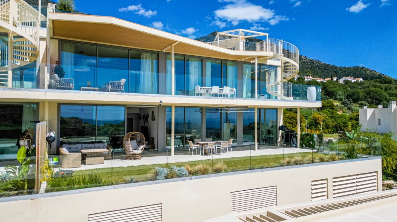 Ground floor 3 bedroom apartment in the heights of Mijas is open, elegant, offering panoramic views