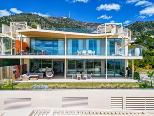 Ground floor 3 bedroom apartment in the heights of Mijas is open, elegant, offering panoramic views