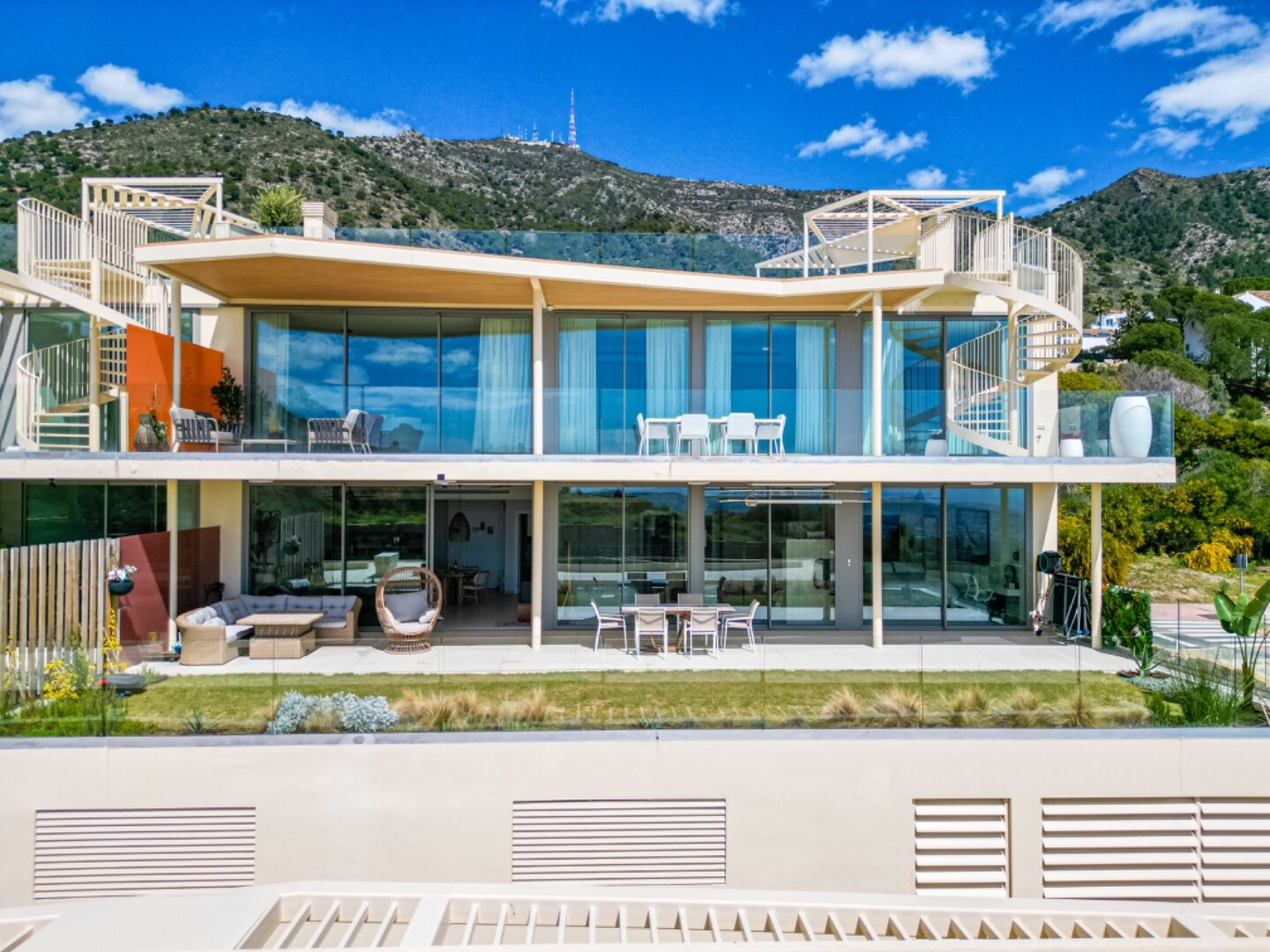 Ground floor 3 bedroom apartment in the heights of Mijas is open, elegant, offering panoramic views