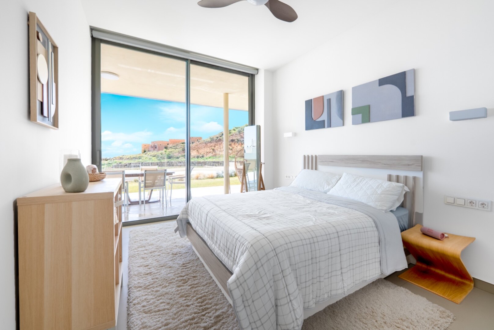 Ground floor 3 bedroom apartment in the heights of Mijas is open, elegant, offering panoramic views