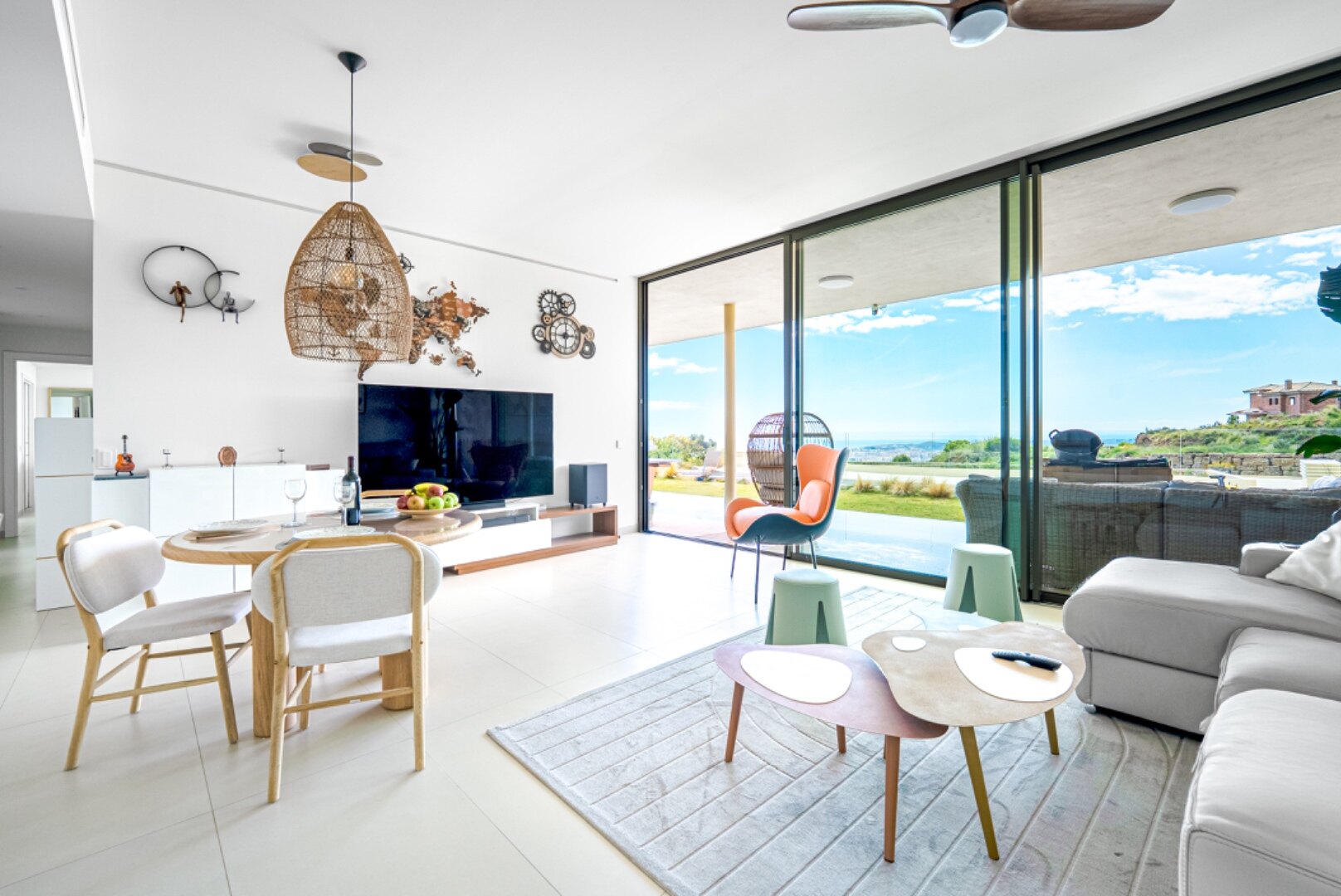 Ground floor 3 bedroom apartment in the heights of Mijas is open, elegant, offering panoramic views