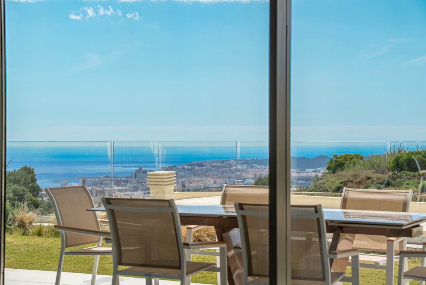 Ground floor 3 bedroom apartment in the heights of Mijas is open, elegant, offering panoramic views