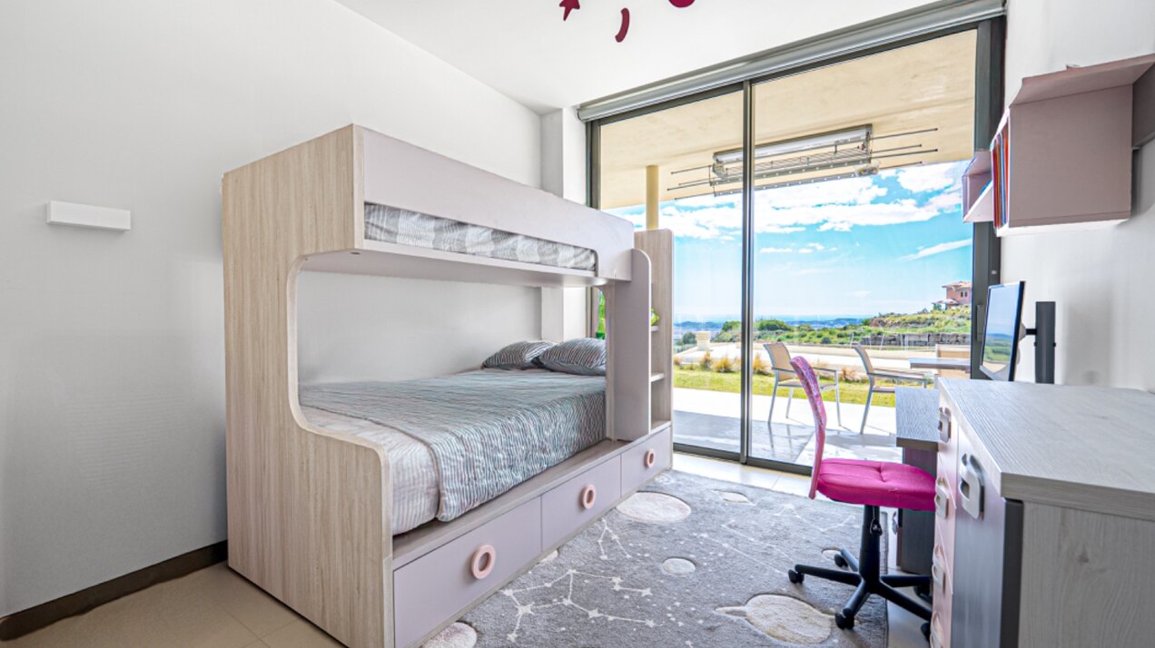 Ground floor 3 bedroom apartment in the heights of Mijas is open, elegant, offering panoramic views