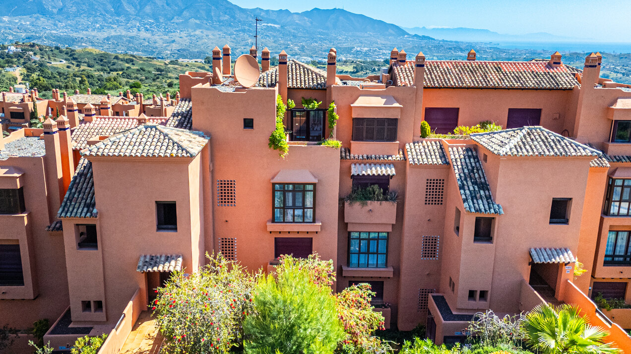 Dazzling 3 bedroom duplex penthouse with panoramic views sits within prestigious golf complex