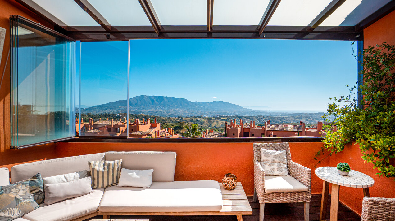 Dazzling 3 bedroom duplex penthouse with panoramic views sits within prestigious golf complex