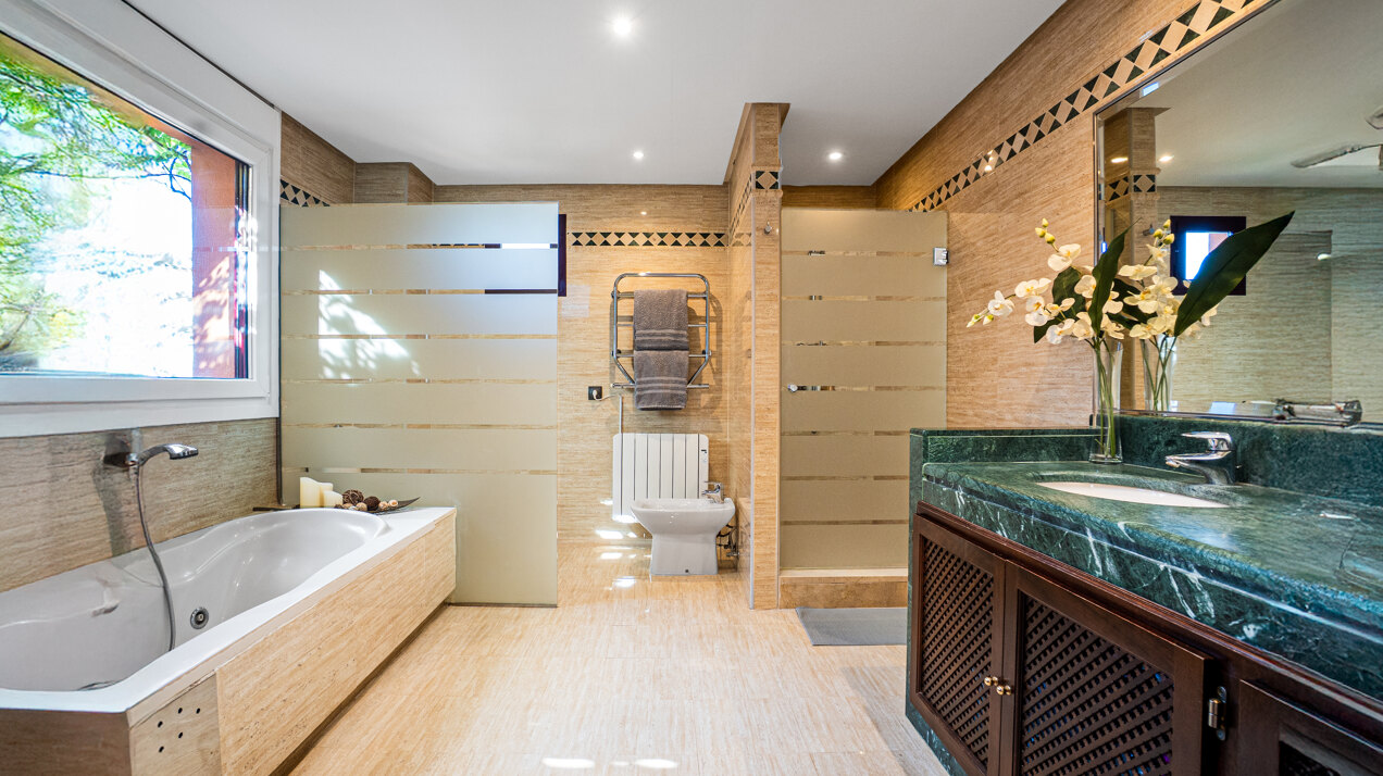 Dazzling 3 bedroom duplex penthouse with panoramic views sits within prestigious golf complex
