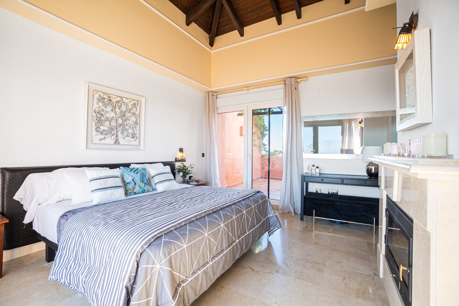 Dazzling 3 bedroom duplex penthouse with panoramic views sits within prestigious golf complex