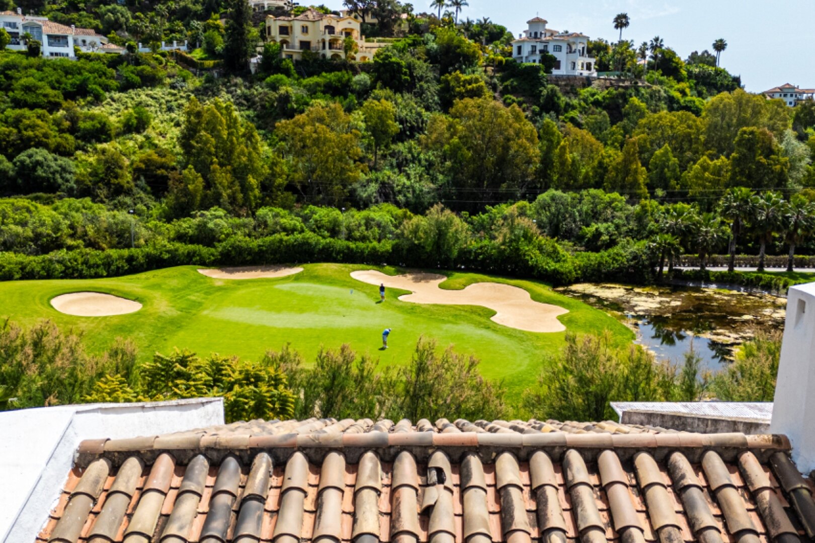 Stunning modern and luxurious apartment overlooks golf course and green valleys in Benahavis