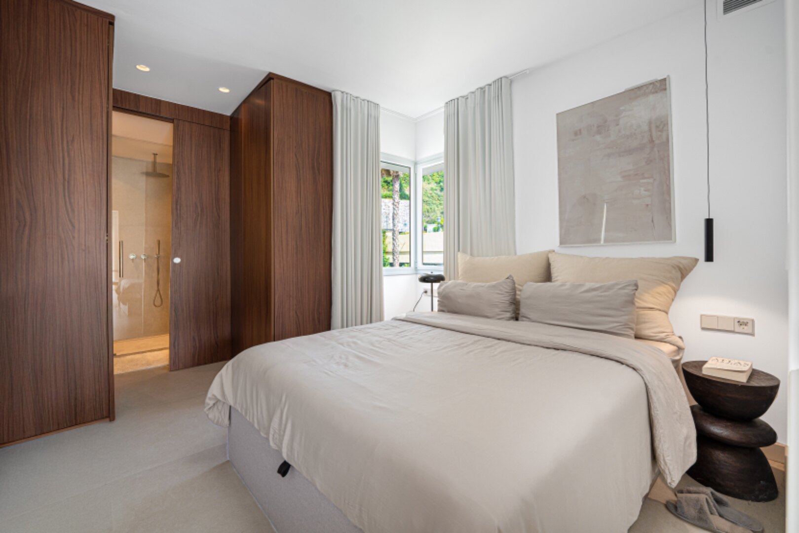 Stunning modern and luxurious apartment overlooks golf course and green valleys in Benahavis