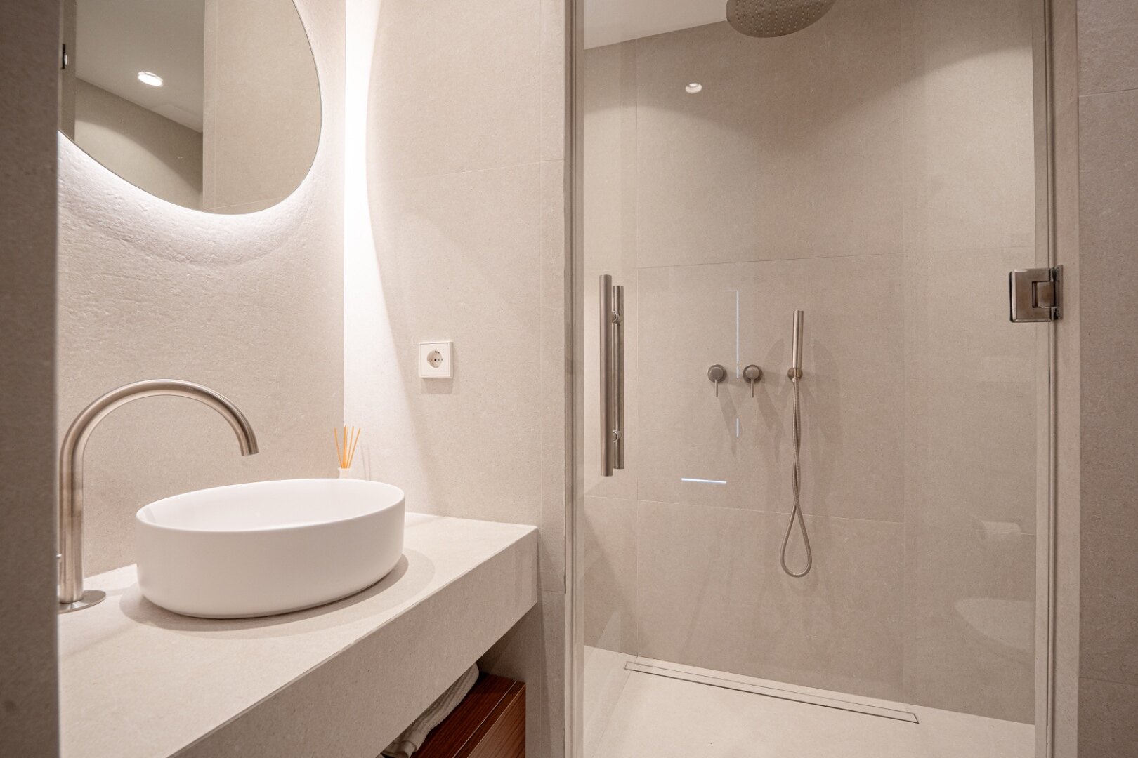 Stunning modern and luxurious apartment overlooks golf course and green valleys in Benahavis