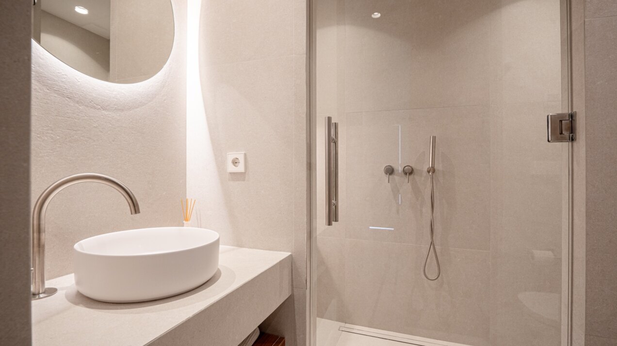 Stunning modern and luxurious apartment overlooks golf course and green valleys in Benahavis