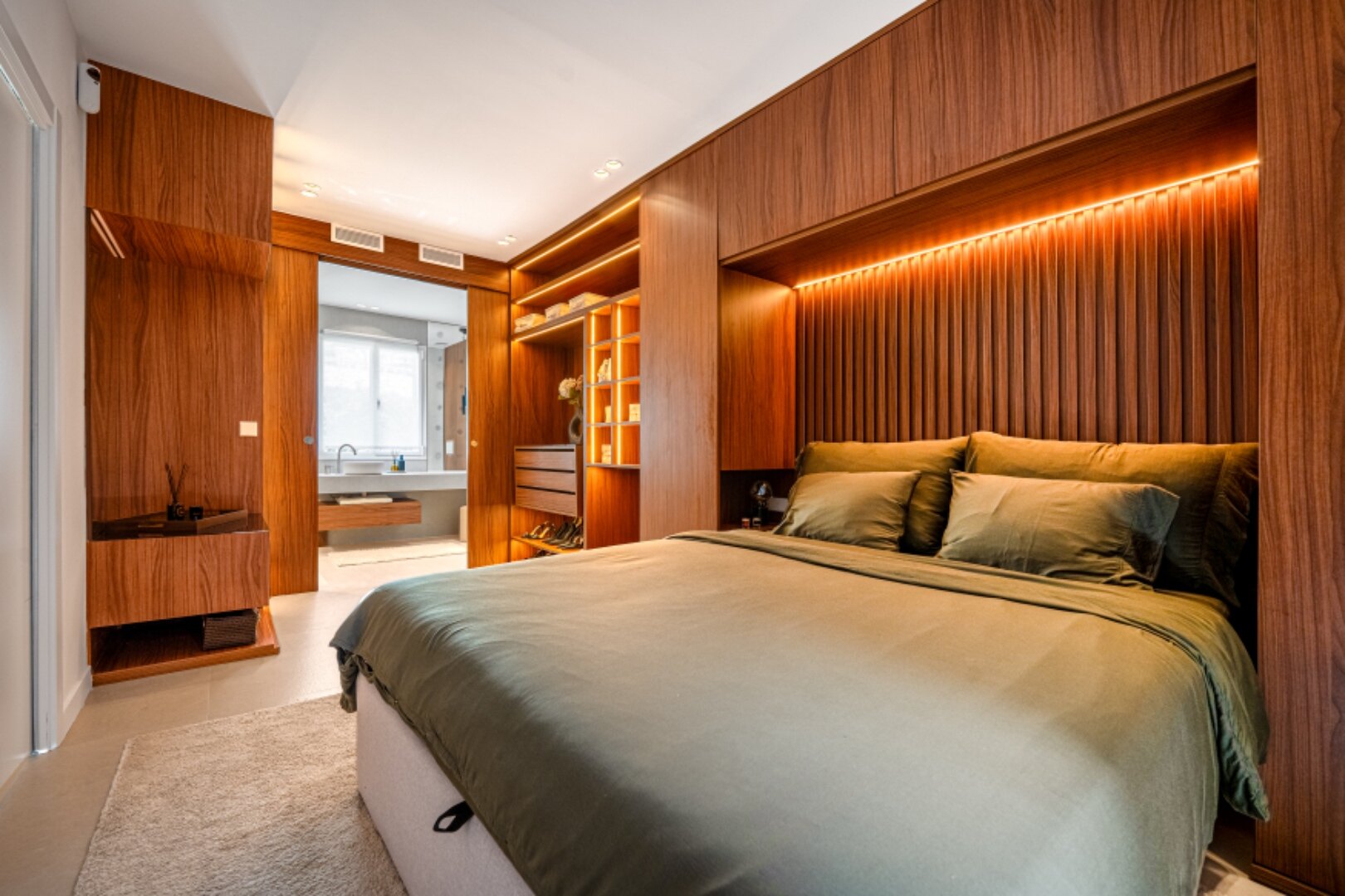 Stunning modern and luxurious apartment overlooks golf course and green valleys in Benahavis