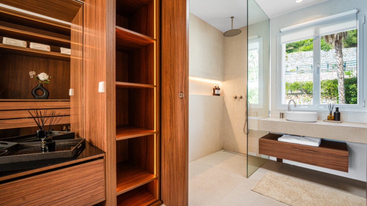 Stunning modern and luxurious apartment overlooks golf course and green valleys in Benahavis