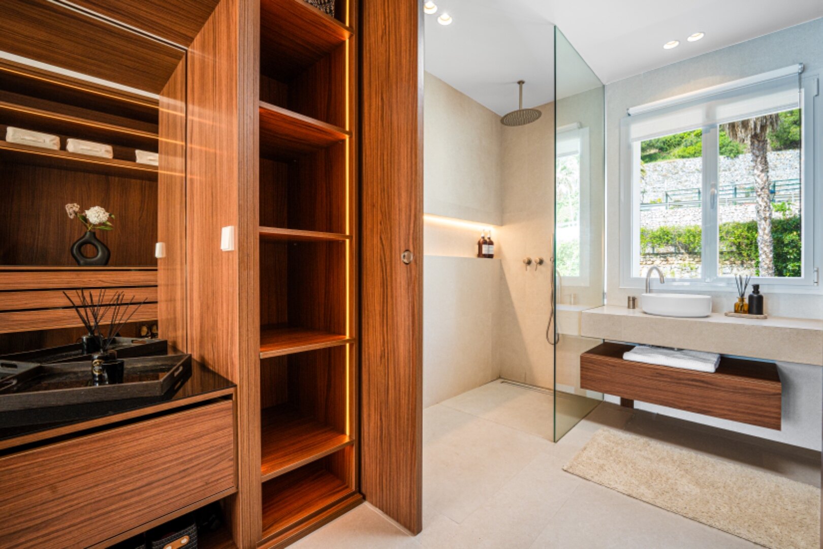 Stunning modern and luxurious apartment overlooks golf course and green valleys in Benahavis