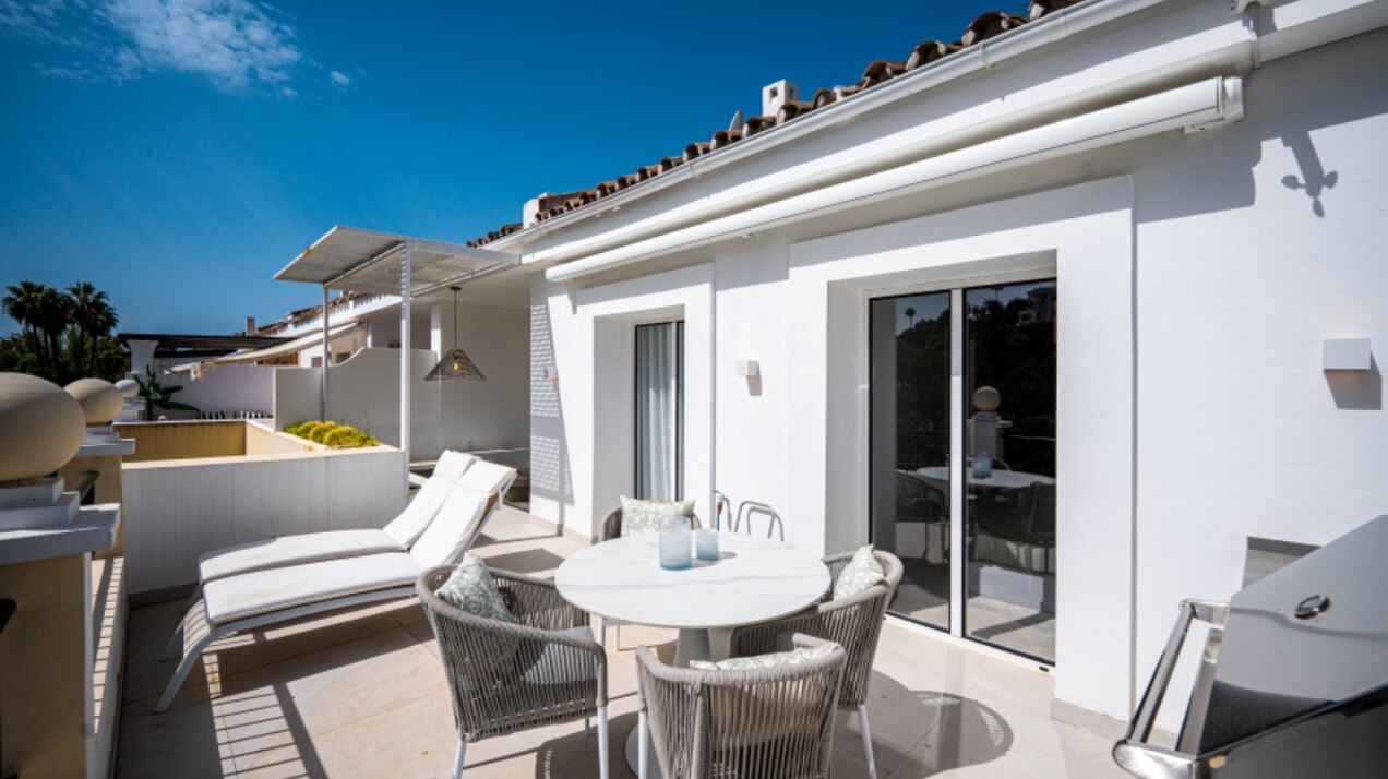 Stunning modern and luxurious apartment overlooks golf course and green valleys in Benahavis