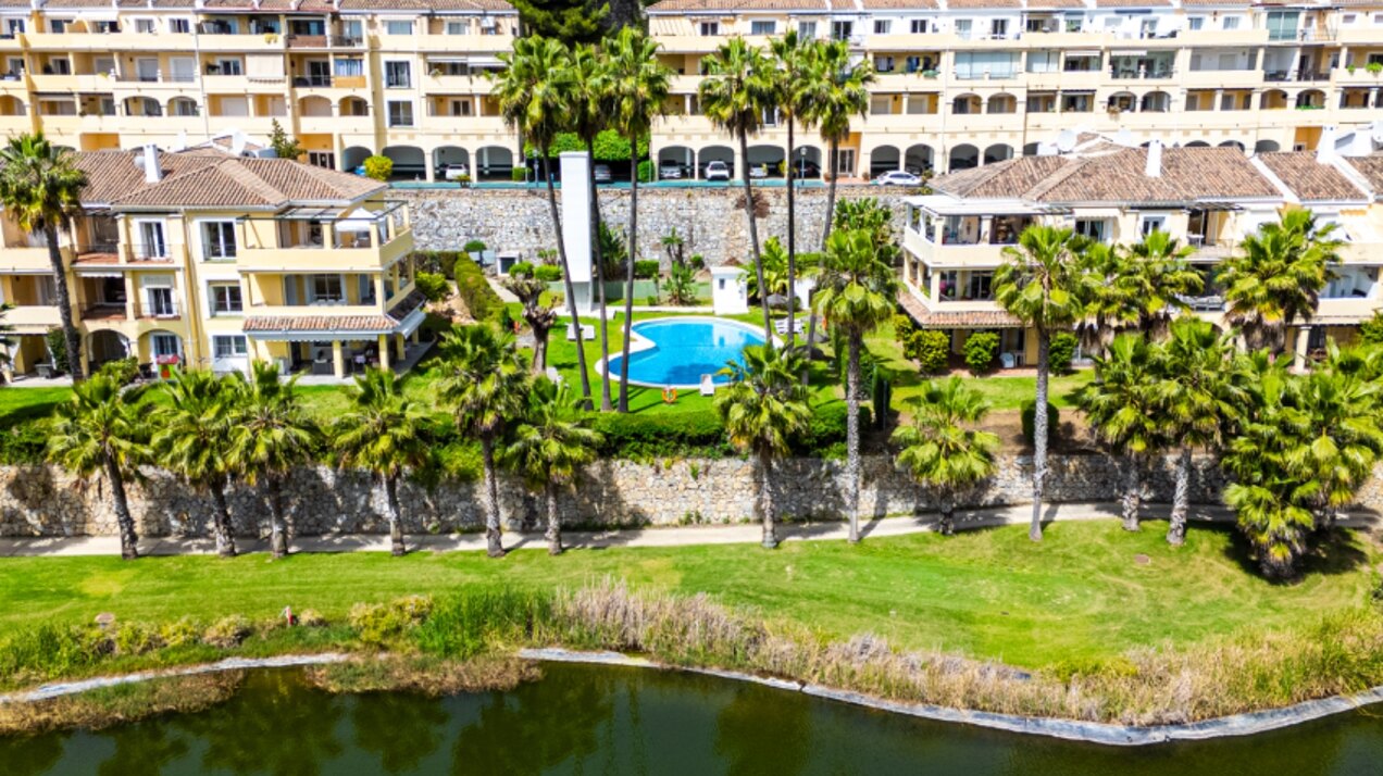 Stunning modern and luxurious apartment overlooks golf course and green valleys in Benahavis
