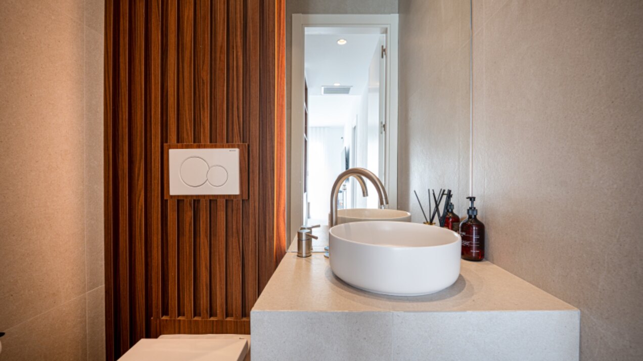 Stunning modern and luxurious apartment overlooks golf course and green valleys in Benahavis