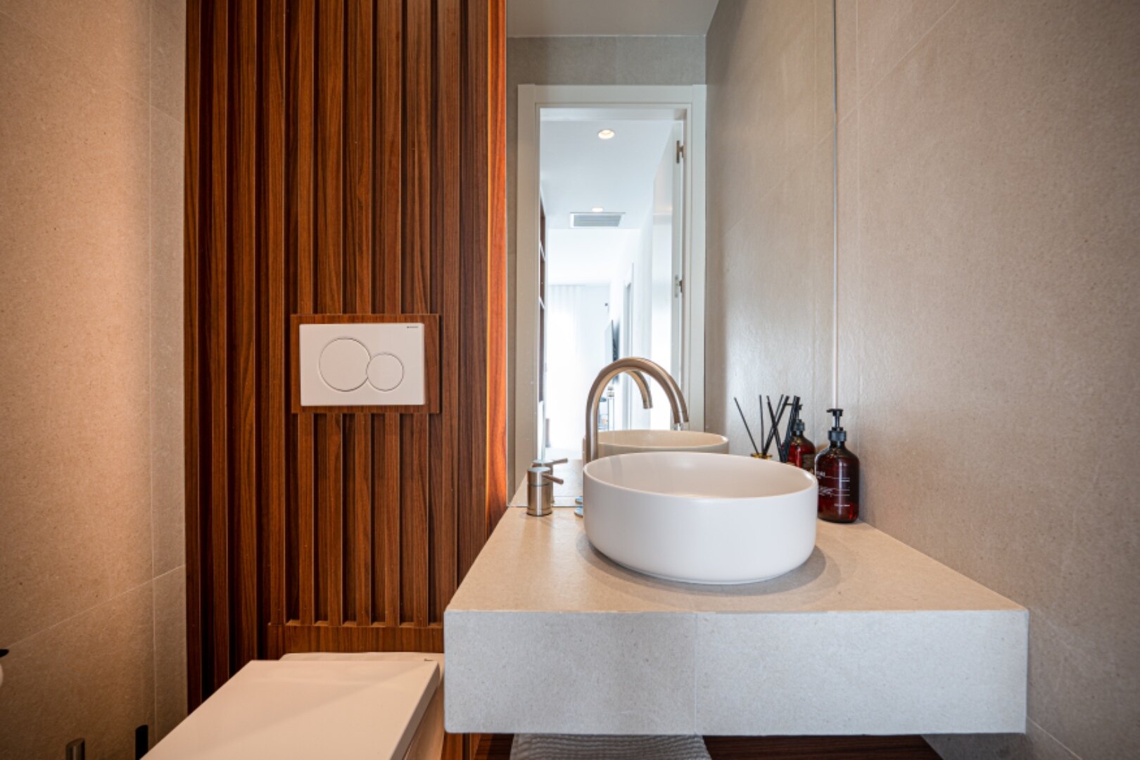 Stunning modern and luxurious apartment overlooks golf course and green valleys in Benahavis