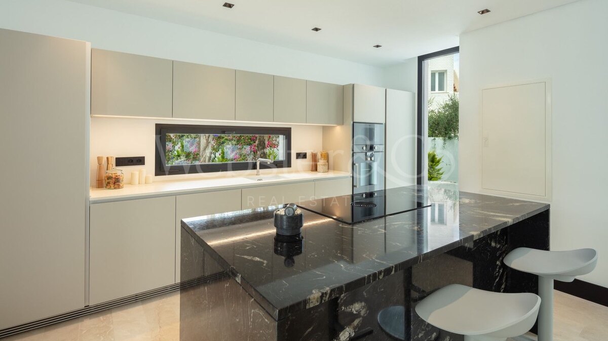 Villa Casablanca - Beachside Luxury in Marbella