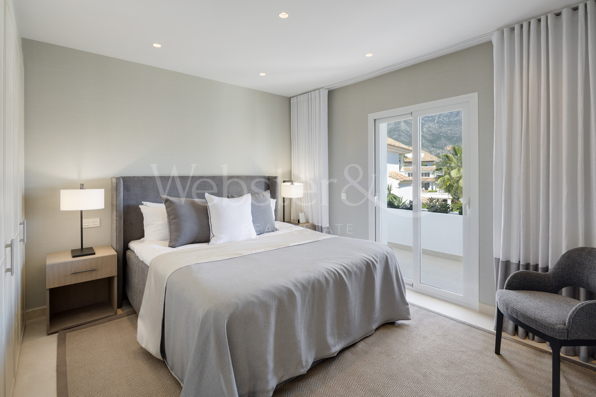 Elegante ático dúplex que ofrece estilo y comodidad