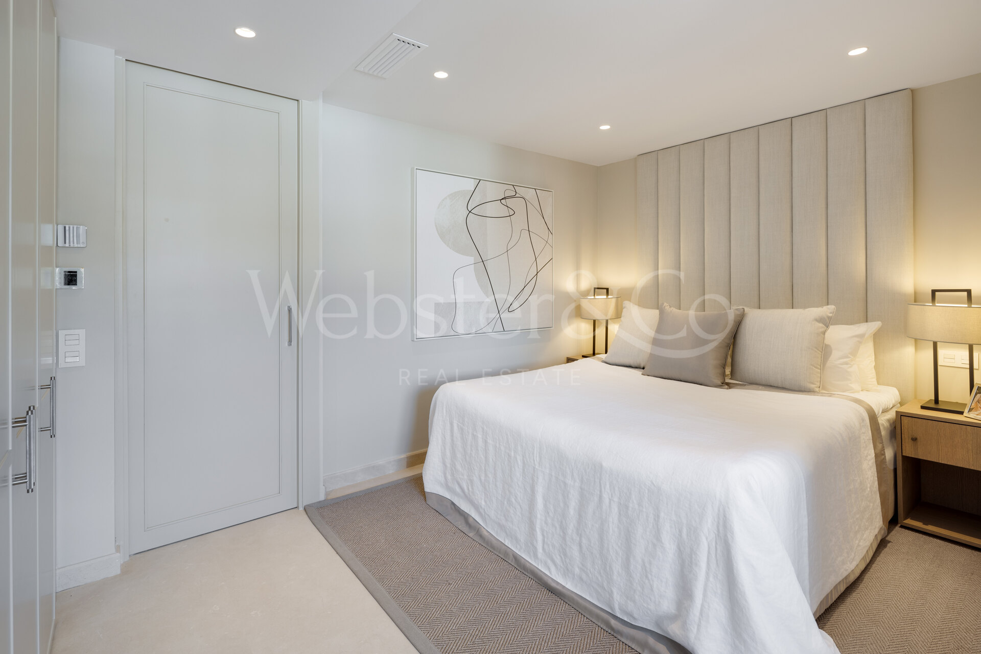 Elegante ático dúplex que ofrece estilo y comodidad