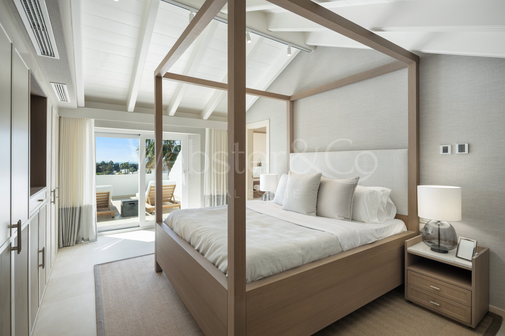 Elegante ático dúplex que ofrece estilo y comodidad